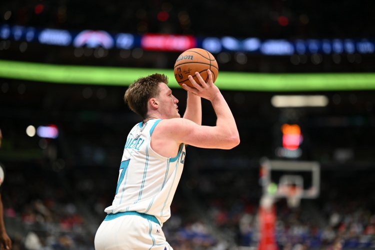 体育直播-多面手！4号秀克尼佩尔20分钟9中5拿到12分8板6助2断 正负值+28