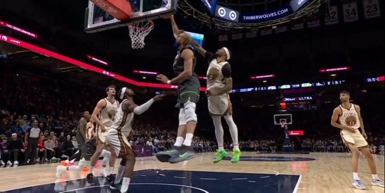 体育赛事-翻江倒海！戈贝尔轻松揽下前场板 随后单臂暴扣打进还要加罚