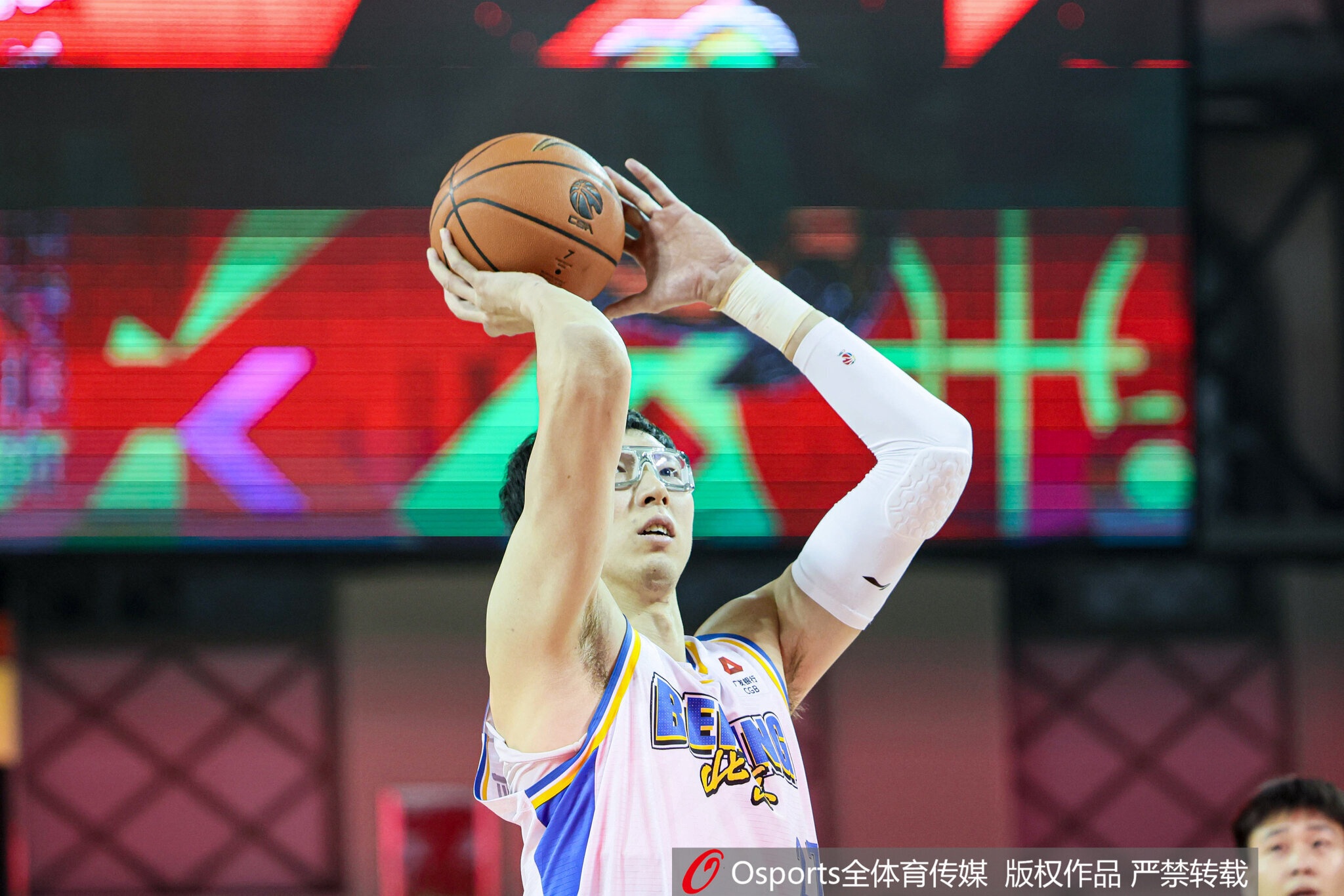 开云体育-罚球是老毛病！周琦半场不到12分钟拿6分4板2助1帽 罚球仅8中4